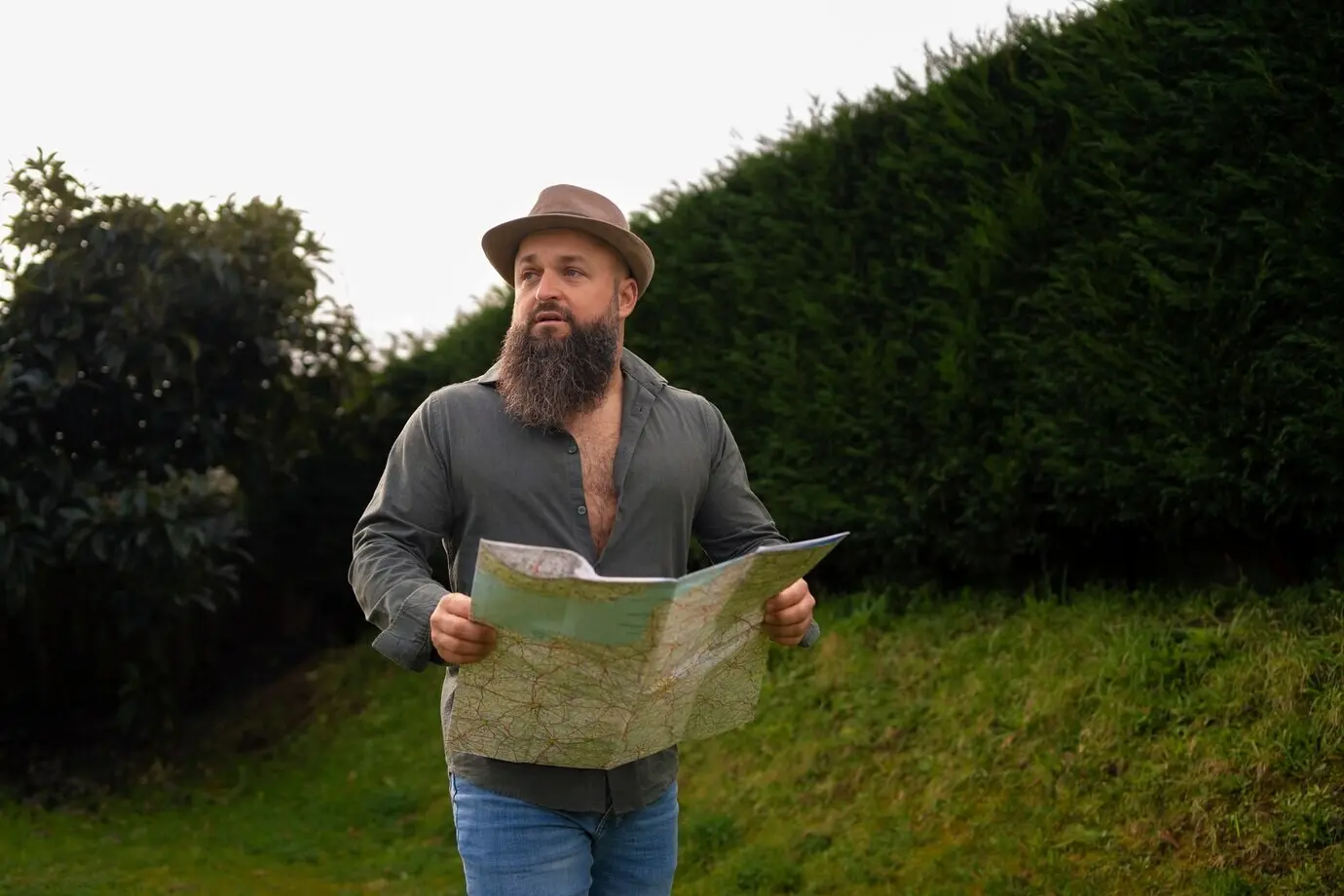 Vorderansicht eines Mannes mit einer Karte im Freien.