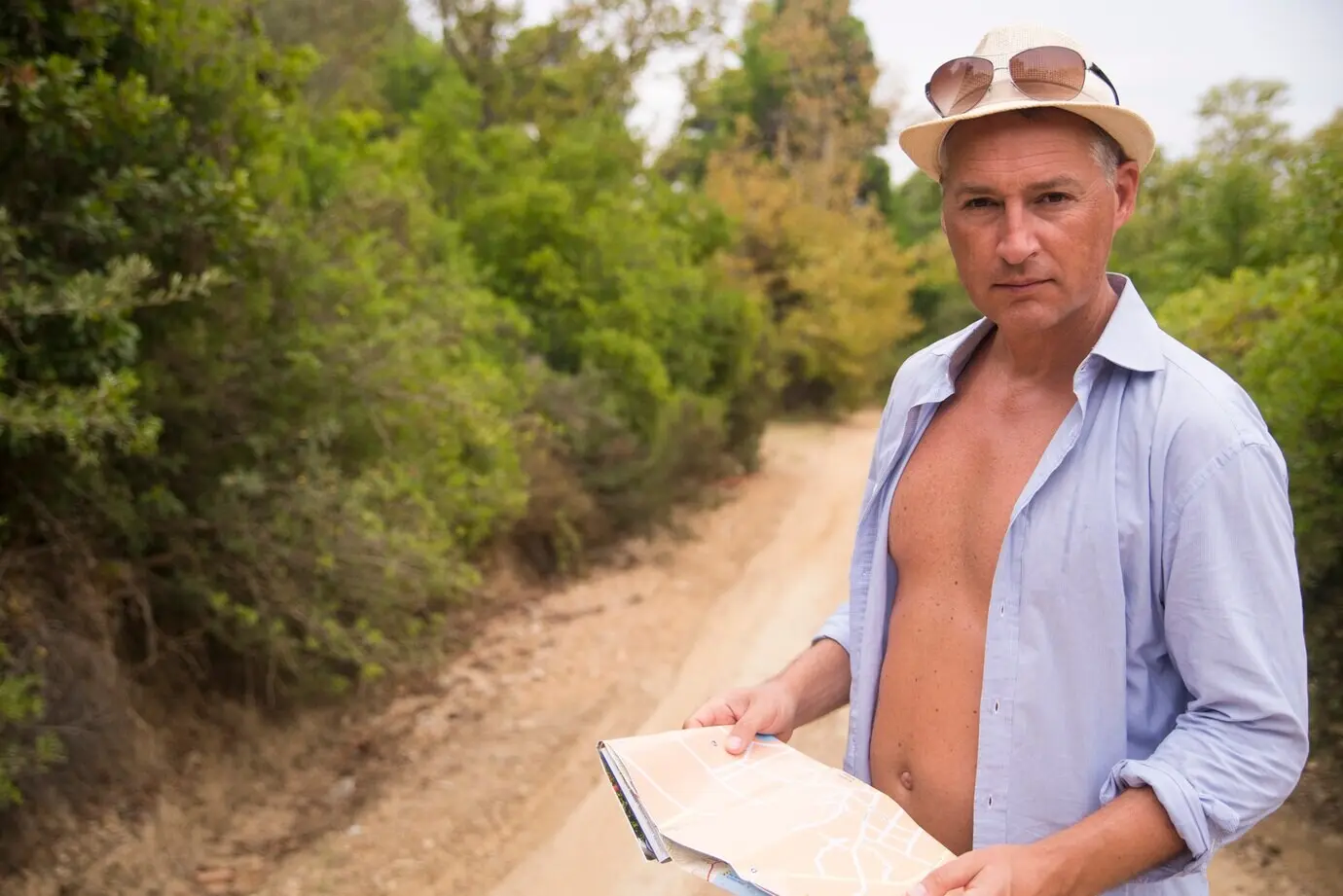 Nahaufnahme eines Mannes beim Lesen der Karte, allein auf Reisen – Konzept zu Lifestyle, Menschen, Outdoor und Urlaub.